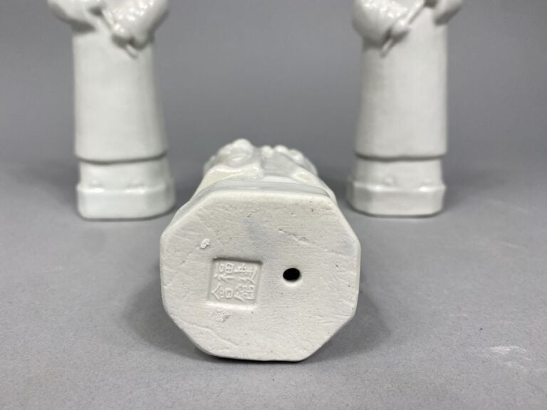 Chine - Lot de trois sujets en porcelaine dit "blanc de Chine" représentant cha…