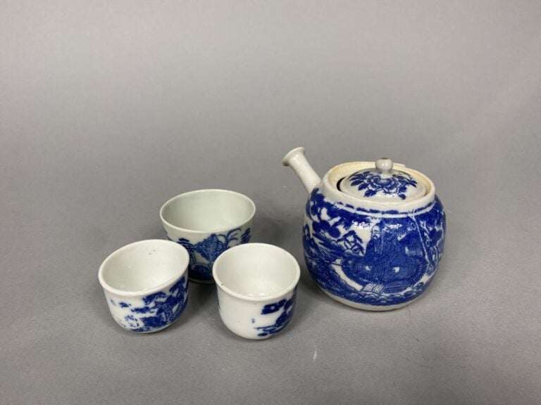 Chine, moderne - Ensemble comprenant une théière et trois gobelets en céramique…