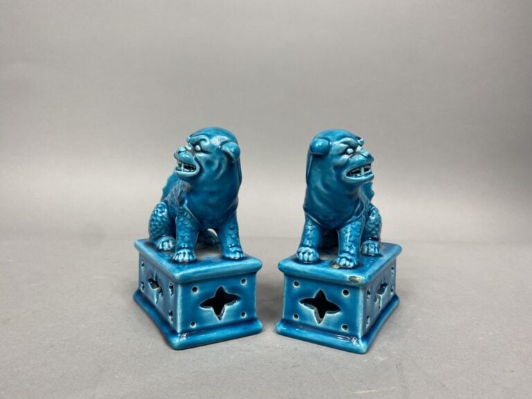 Chine - Paire de chiens de Fô en porcelaine émaillée à glaçure turquoise représ…