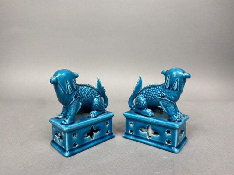 Chine - Paire de chiens de Fô en porcelaine émaillée à glaçure turquoise représ…
