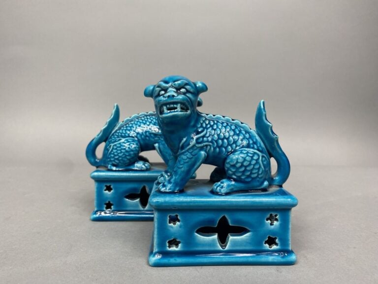 Chine - Paire de chiens de Fô en porcelaine émaillée à glaçure turquoise représ…