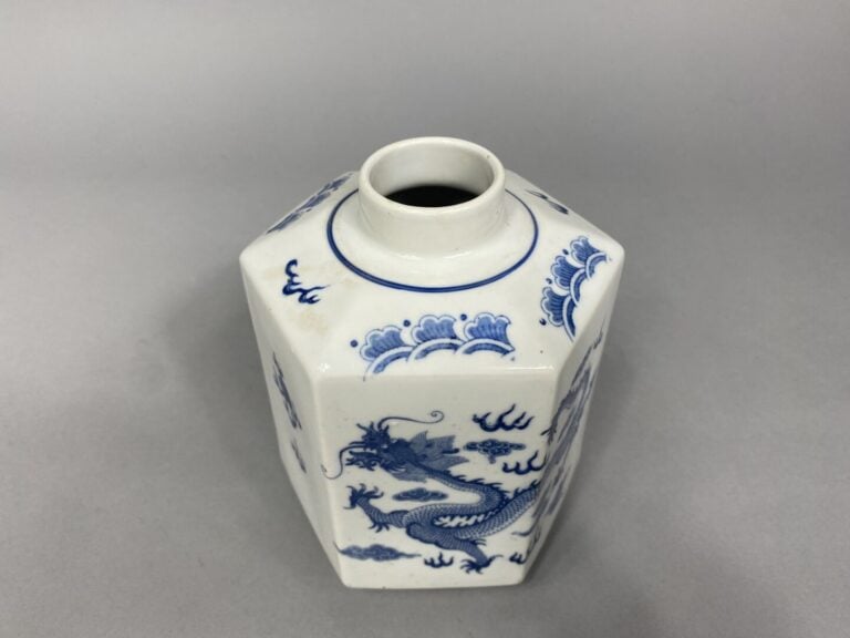 Chine - Pot de forme hexagonale en céramique émaillée bleu à décor de dragons p…