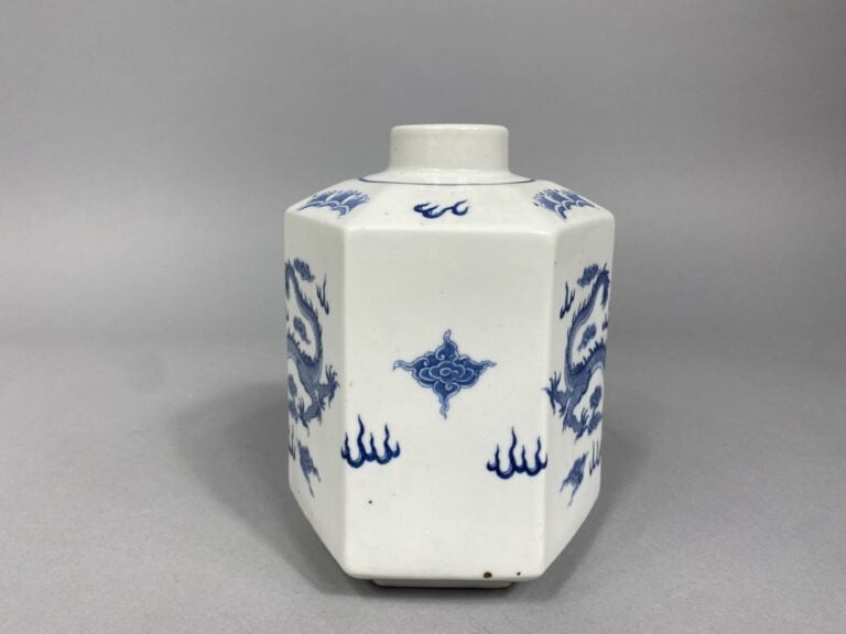 Chine - Pot de forme hexagonale en céramique émaillée bleu à décor de dragons p…