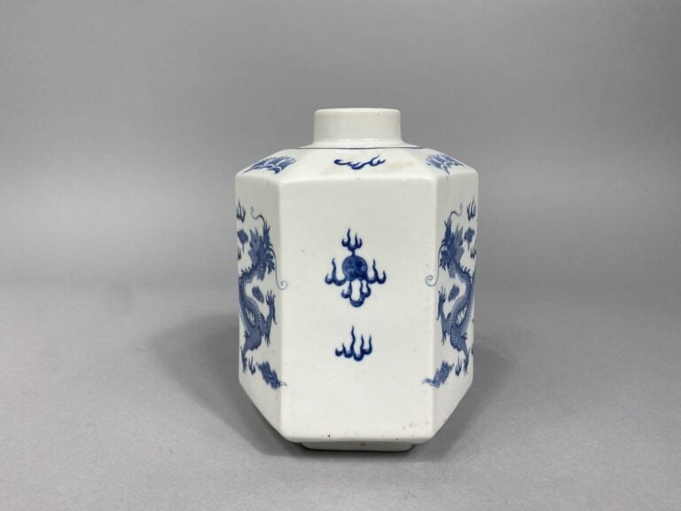 Chine - Pot de forme hexagonale en céramique émaillée bleu à décor de dragons p…