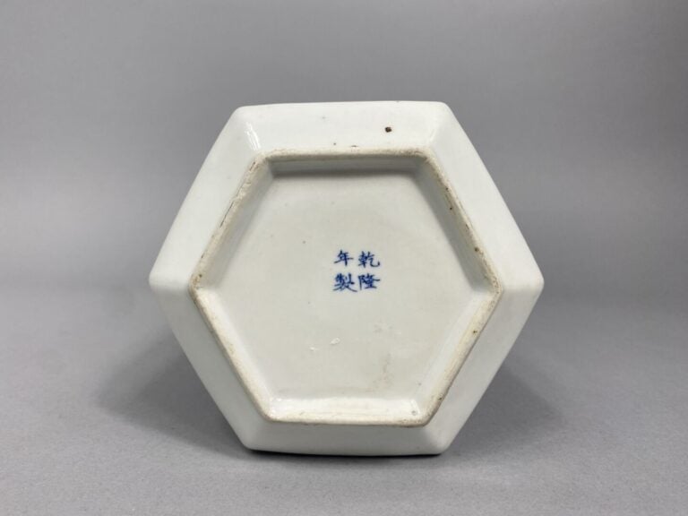 Chine - Pot de forme hexagonale en céramique émaillée bleu à décor de dragons p…