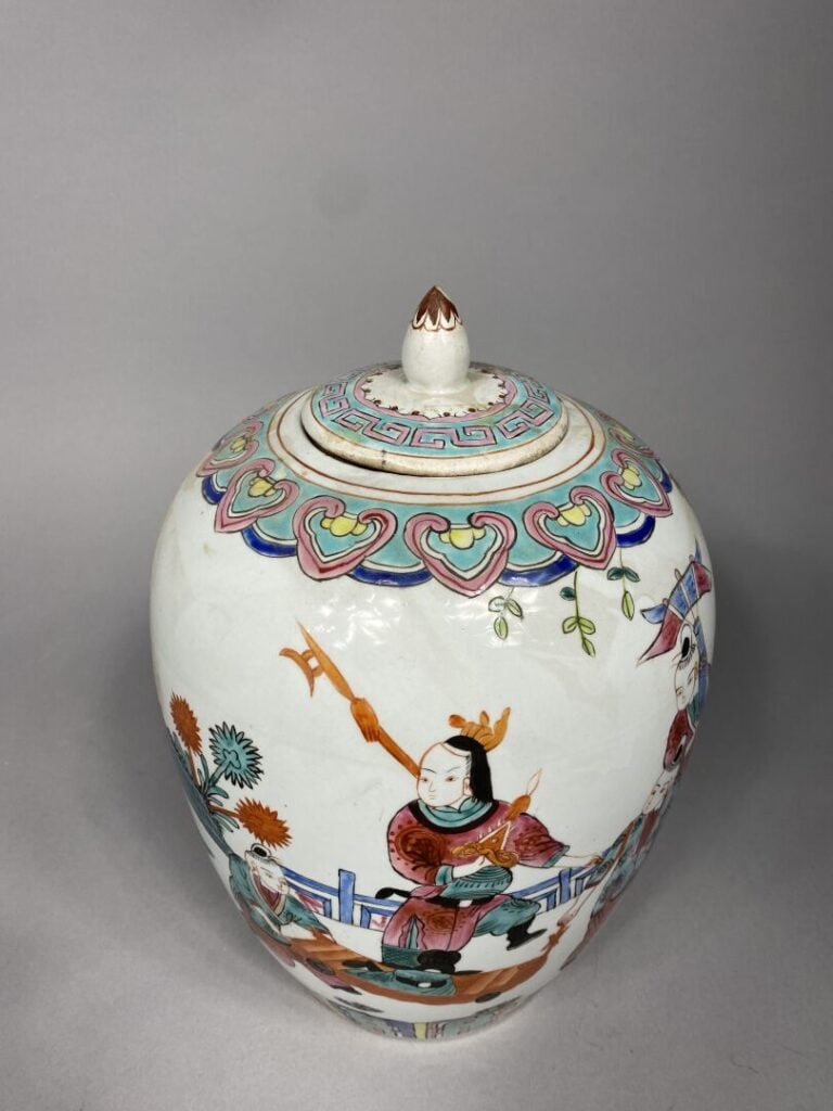 Chine - Potiche couverte dans le goût de la "Famille rose" à décor d'une scène…