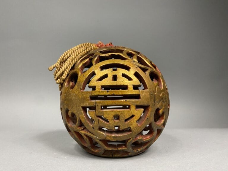 Chine - Suspension en bois laqué et doré à décor ajouré de rinceaux et caractèr…