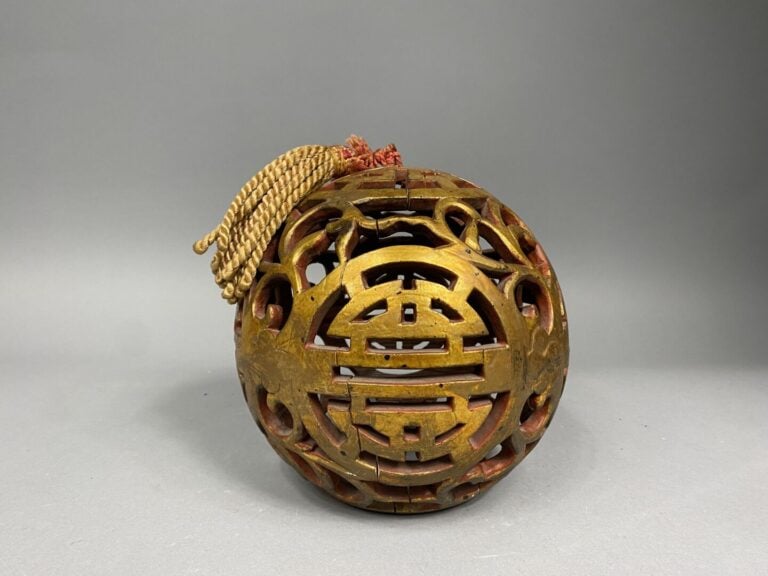 Chine - Suspension en bois laqué et doré à décor ajouré de rinceaux et caractèr…