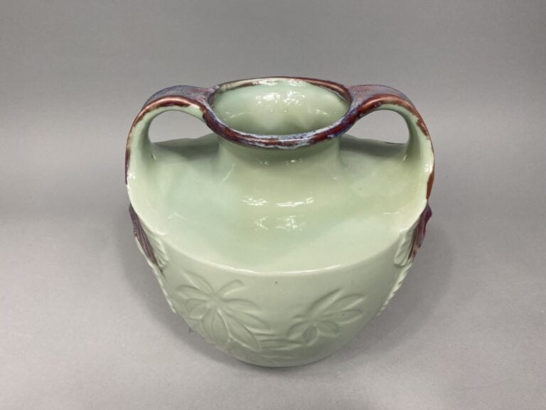 Chine - Vase en céramique, à large panse et court col, émaillée céladon et en p…