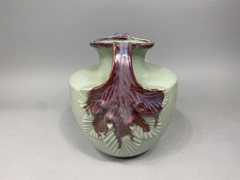 Chine - Vase en céramique, à large panse et court col, émaillée céladon et en p…