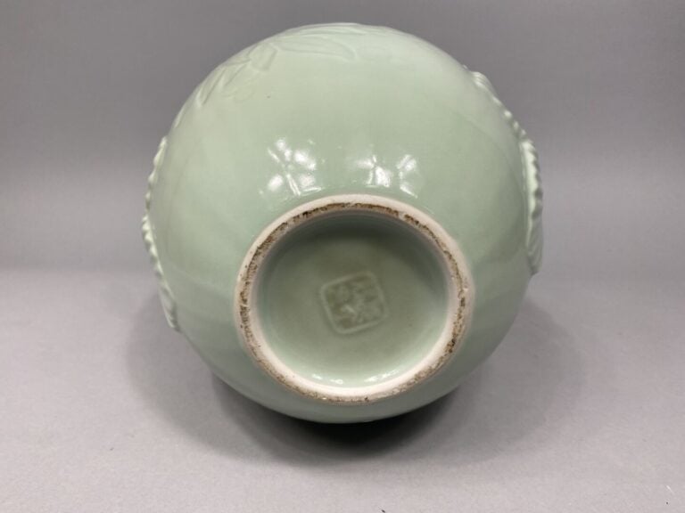 Chine - Vase en céramique, à large panse et court col, émaillée céladon et en p…