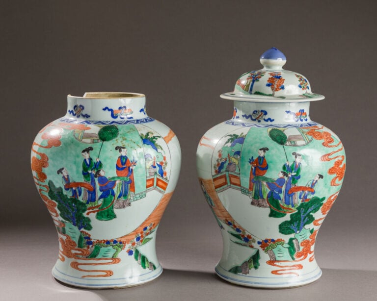 CHINE - XXÈME SIÈCLE - Paire de potiches balustres et couvertes en porcelaine -…