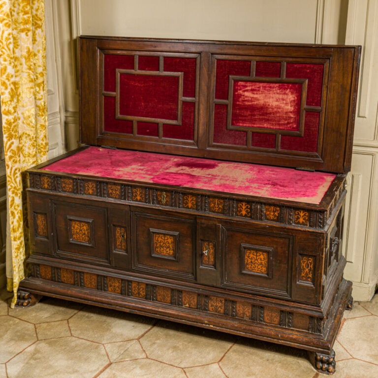 COFFRE D'EPOQUE RENAISSANCE, en noyer sculpté, mouluré et incrustations, le pla…