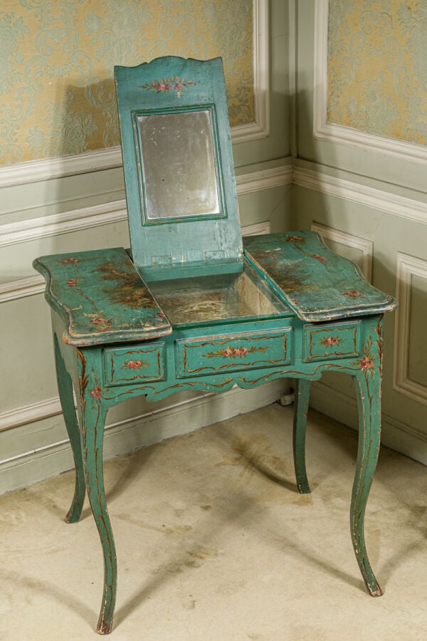 COIFFEUSE DU XVIII SIECLE, en bois laqué bleu et fleurs polychromes, le dessus…