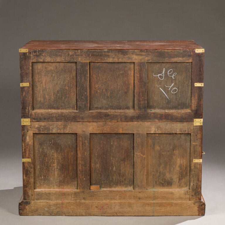 Commode de marine en deux corps superposables ouvrant par - cinq tiroirs ; garn…