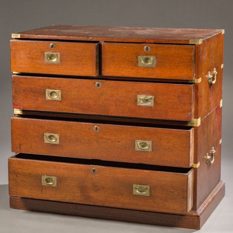 Commode de marine en deux corps superposables ouvrant par - cinq tiroirs ; garn…