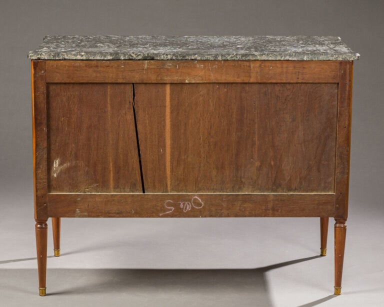 Commode en acajou et placage d'acajou ; - de forme rectangulaire, elle ouvre pa…