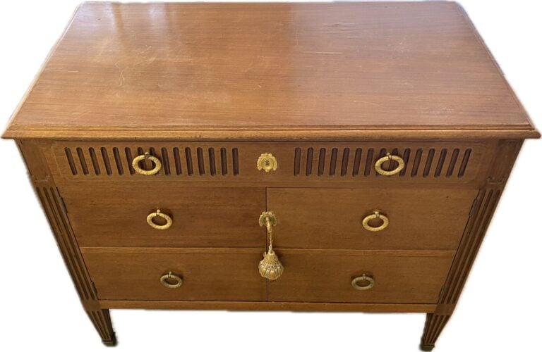 Commode en bois teinté ouvrant à deux vantaux et un tiroir en partie haute, mon…