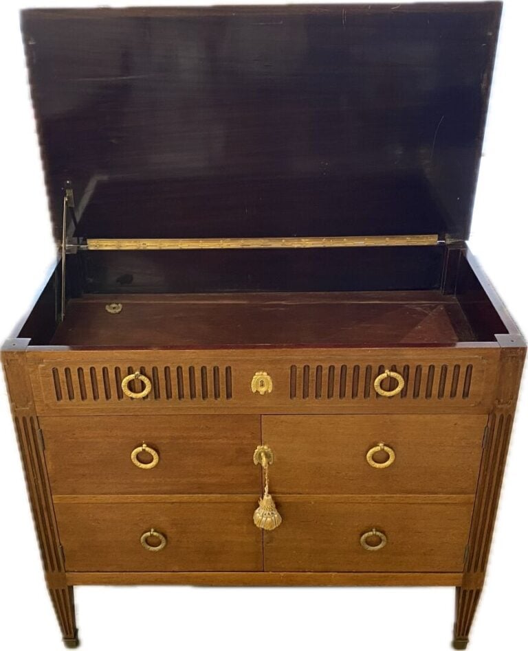 Commode en bois teinté ouvrant à deux vantaux et un tiroir en partie haute, mon…