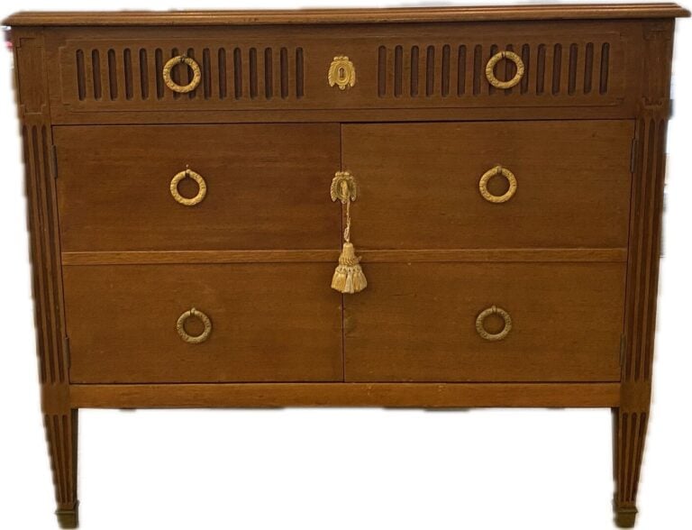 Commode en bois teinté ouvrant à deux vantaux et un tiroir en partie haute, mon…