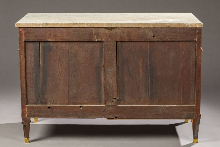 Commode en placage d'acajou ouvrant par trois rangs de tiroirs ; - ornementatio…