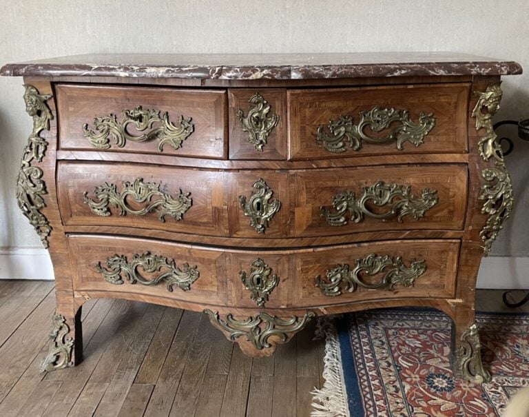 COMMODE TOMBEAU en placage de marqueterie ouvrant par 5 tiroirs sur 3 - rangs.…