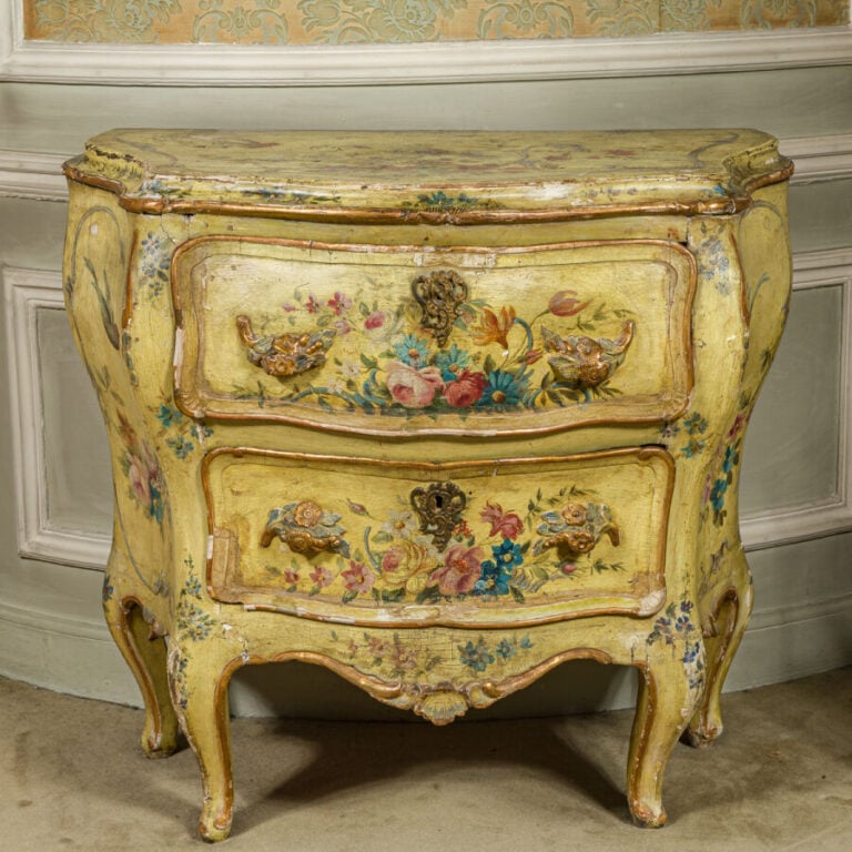 COMMODE VENITIENNE DU XVIII SIECLE, en bois laqué polychrome et doré, de forme…
