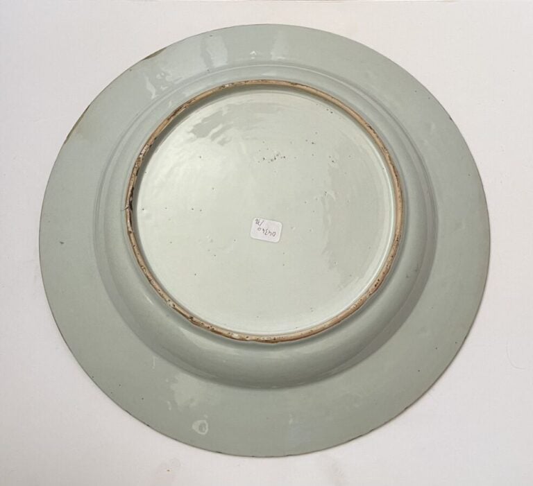 COMPAGNIE DES INDES - Deux plats en porcelaine émaillée à décor de fleurs