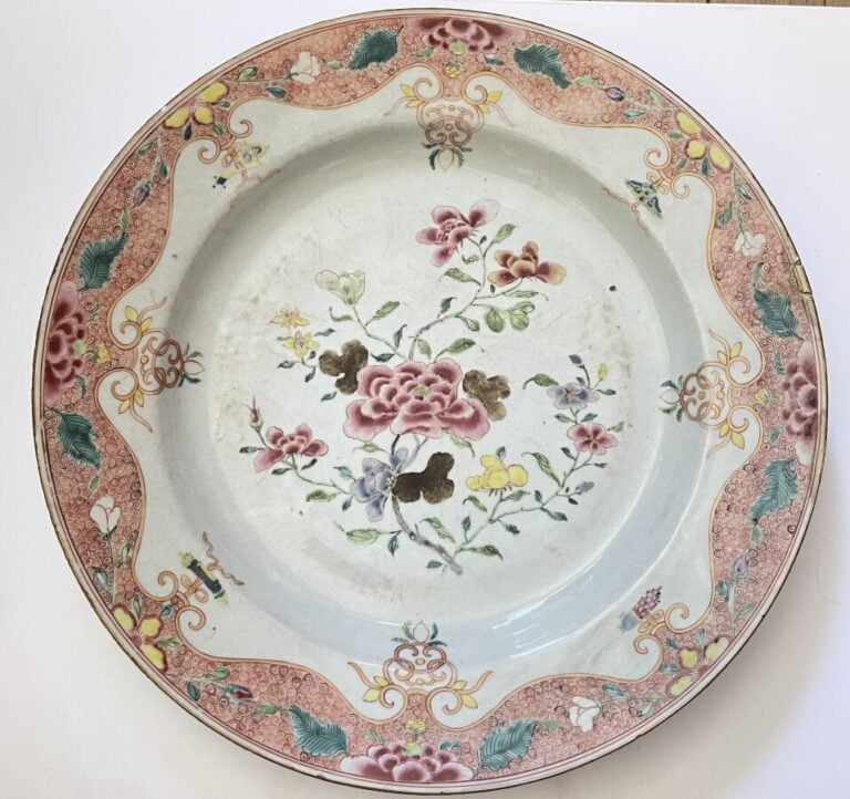 COMPAGNIE DES INDES - Deux plats en porcelaine émaillée à décor de fleurs
