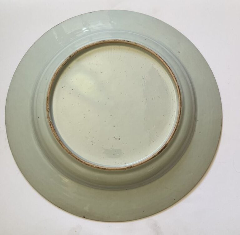 COMPAGNIE DES INDES - Deux plats en porcelaine émaillée à décor de fleurs