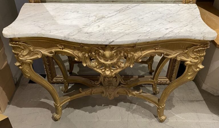 Console en bois doré sculpté à coquille, dessus de marbre veiné blanc - Style L…