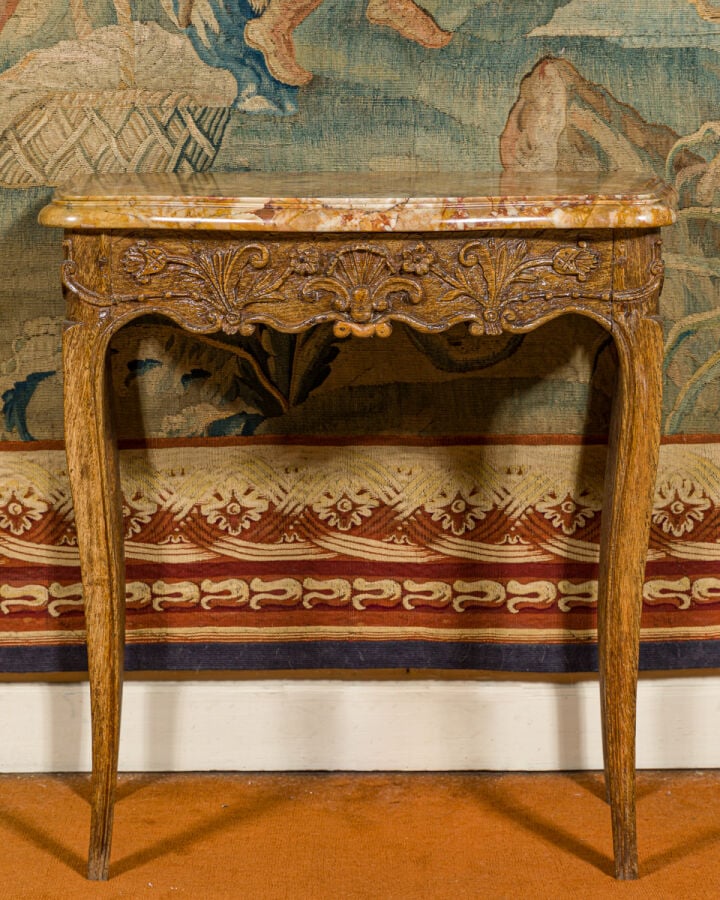 CONSOLE, en chêne sculpté et dessus de marbre jaune à motif de rinceaux reposan…