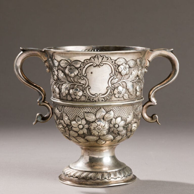 Coupe en argent, 800‰ à minima, de forme cylindrique - reposant sur un piédouch…