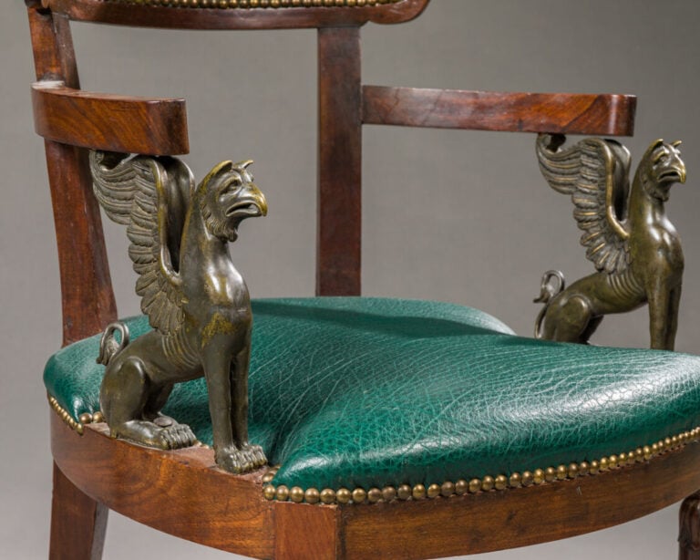 Curieuse paire de fauteuils en acajou et bronze - ciselé et patiné à dossier en…