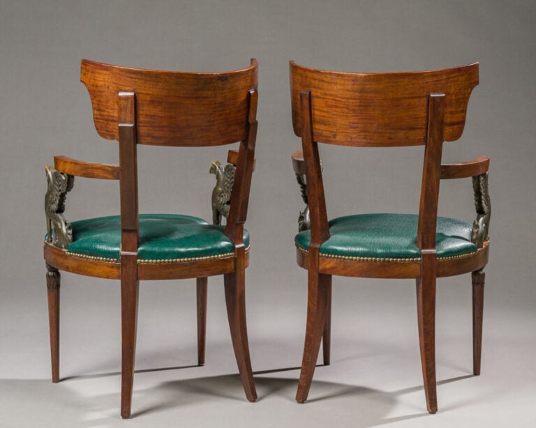 Curieuse paire de fauteuils en acajou et bronze - ciselé et patiné à dossier en…
