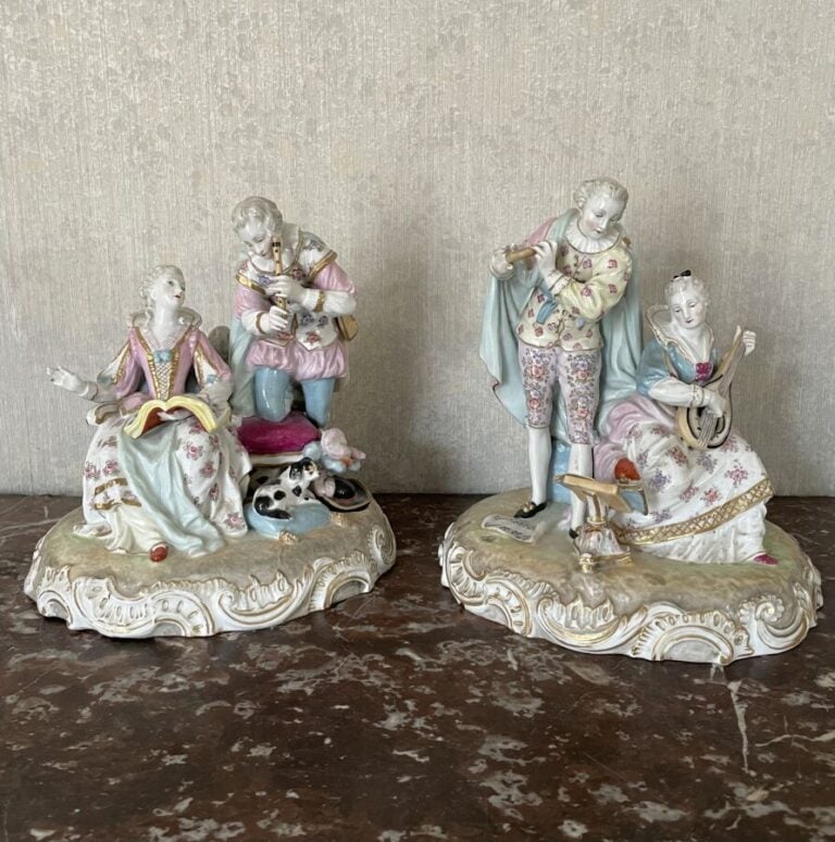 DEUX GROUPES en porcelaine allemande - Hauteur : 25 cm