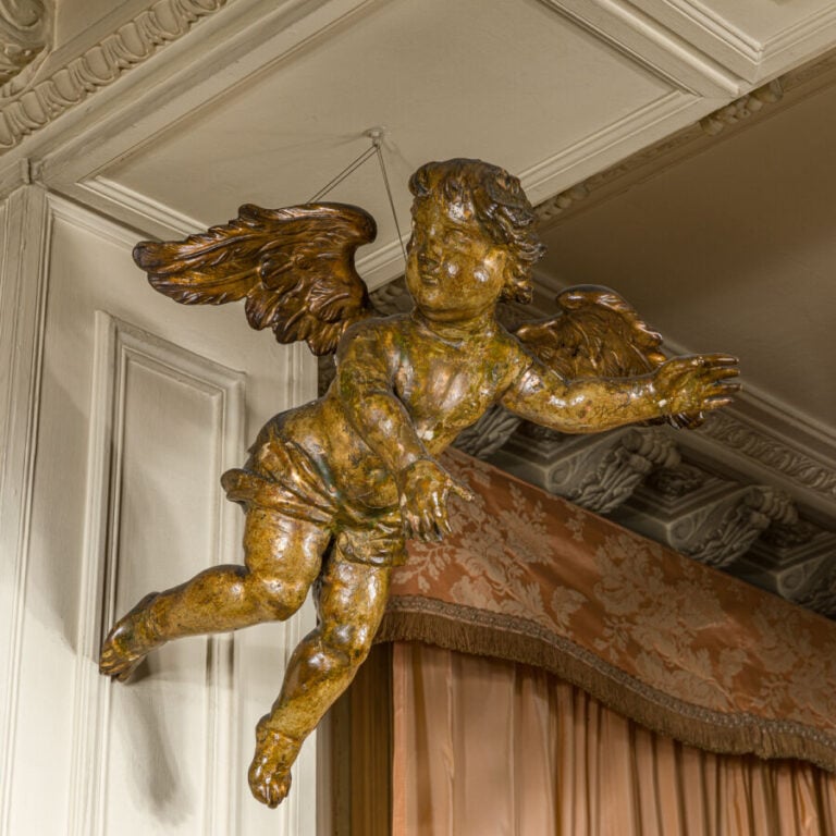 ECOLE FLAMANDE XVIIE Paire d'anges en bois doré, trace de dorure, parties de br…
