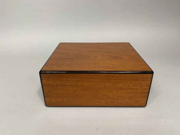 ELIE BLEU, TABLETIER Paris - Cave à cigares en bois de placage - 10 x 25 x 22 c…