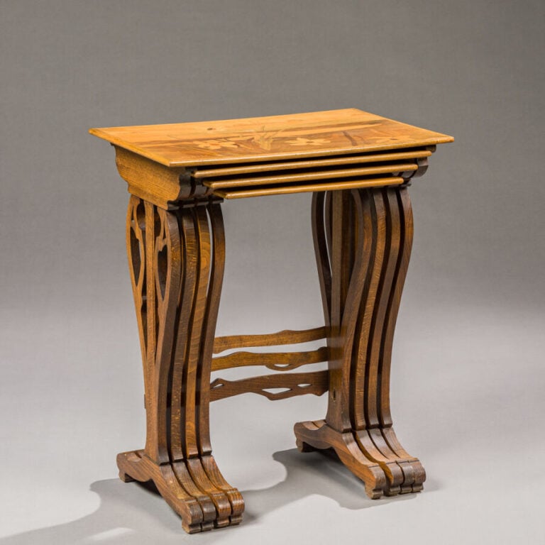 ÉMILE GALLE (1846-1904) - Suite de trois tables gigognes en hêtre teinté à plat…