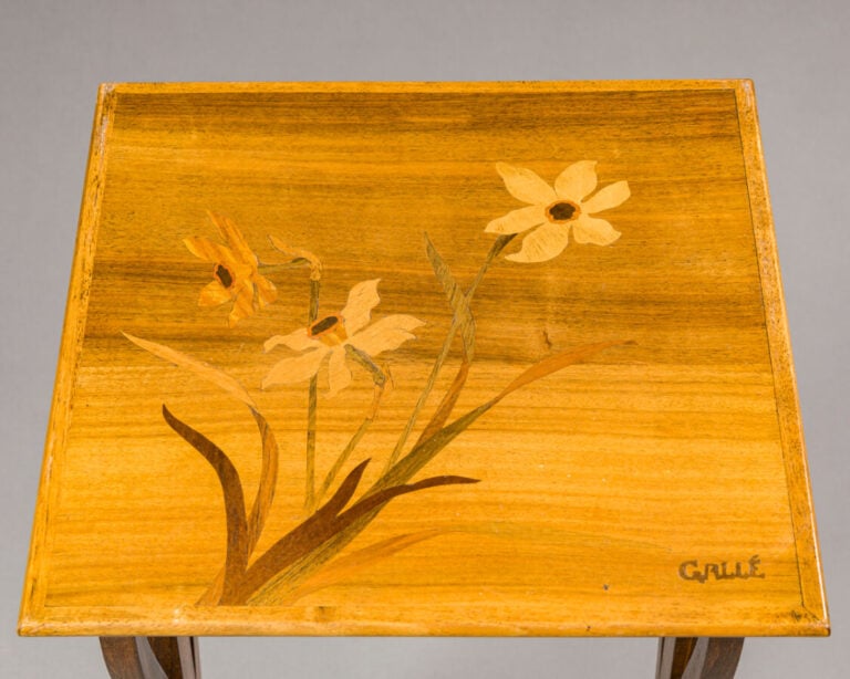 ÉMILE GALLE (1846-1904) - Suite de trois tables gigognes en hêtre teinté à plat…