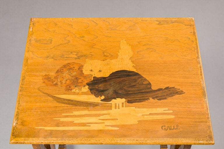 ÉMILE GALLE (1846-1904) - Suite de trois tables gigognes en hêtre teinté à plat…