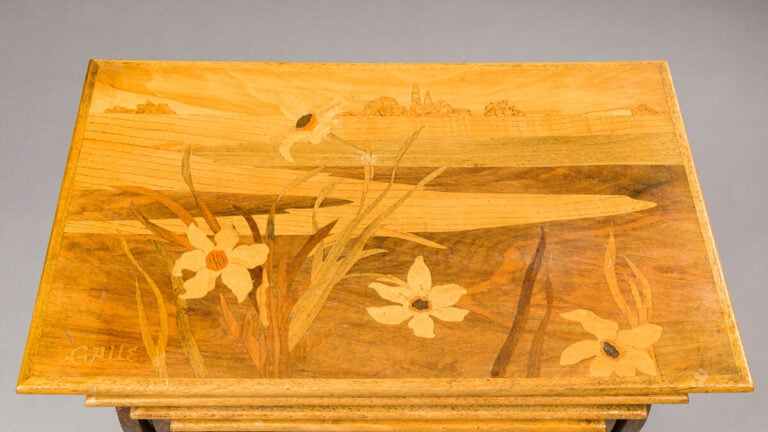 ÉMILE GALLE (1846-1904) - Suite de trois tables gigognes en hêtre teinté à plat…
