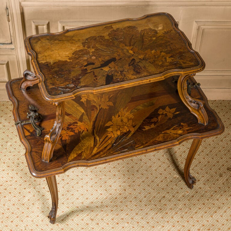 Emile GALLE - Table à thé en bois marqueté à deux plateaux, les poignées à déco…