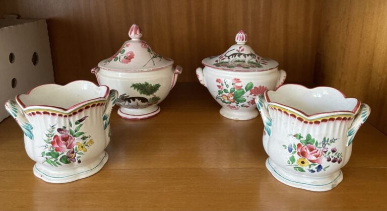 Ensemble comprenant : présentoir et pots à crème, deux soupières miniatures (ac…