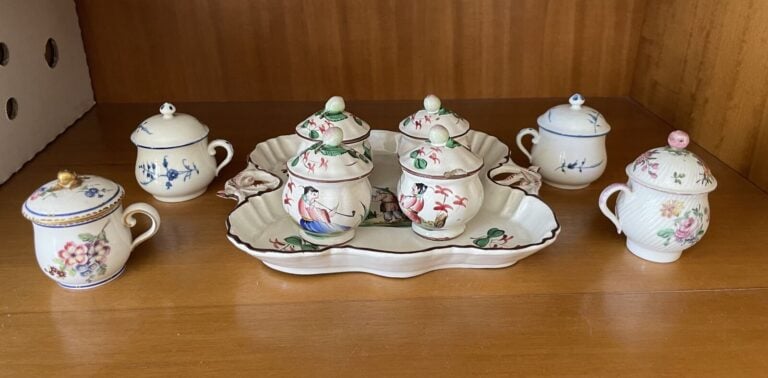 Ensemble comprenant : présentoir et pots à crème, deux soupières miniatures (ac…