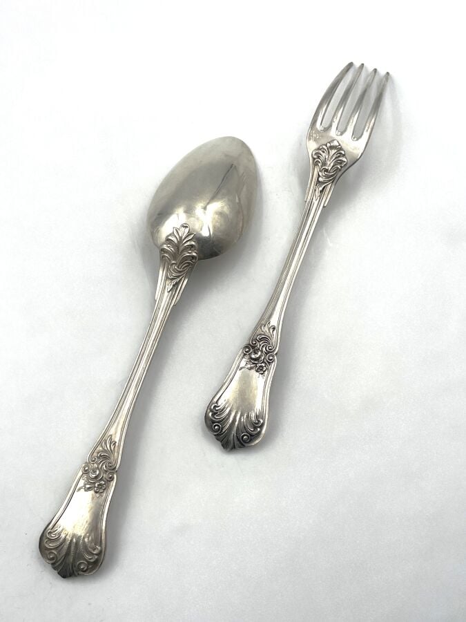 Ensemble de 12 couverts en argent (750 millièmes), modèle rocaille avec des bou…