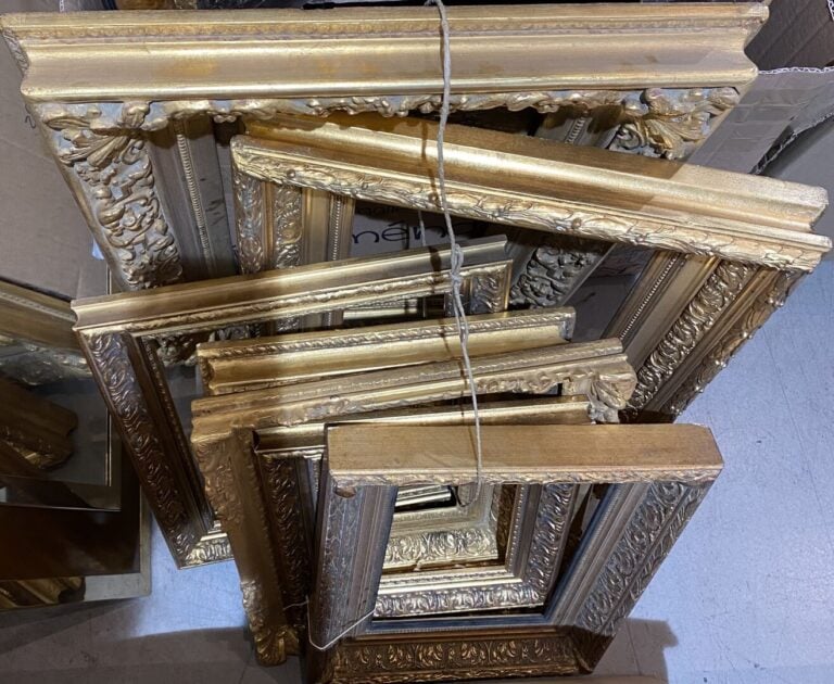 Ensemble de 6 cadres en bois et stuc doré à décor de frises de perles et feuill…