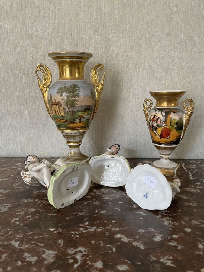 Ensemble de bibelots comprenant : deux sujets en porcelaine angelots, deux vase…