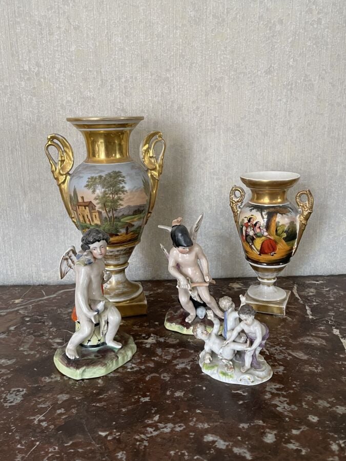 Ensemble de bibelots comprenant : deux sujets en porcelaine angelots, deux vase…