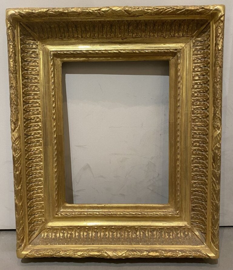 Ensemble de deux cadres en bois et stuc doré à riche décor de frises feuillagée…